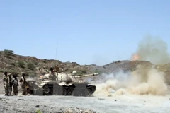 Lực lượng ủng hộ Chính phủ Yemen trong cuộc giao tranh với lực lượng Houthi tại Sharija, khu vực giáp ranh giữa tỉnh Taez và Lahj. (Nguồn: AFP/TTXVN)