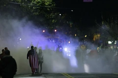 Chiến thắng của ông Donald Trump thực sự là cú sốc đối với nhiều người dân Mỹ, không ít người đã đốt lửa ngay trên phố. (Nguồn: Dailymail)