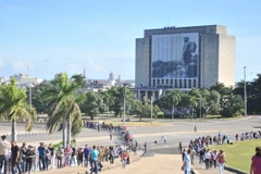 Dòng người đầu tiên vào viếng lãnh tụ cách mạng Fidel Castro. (Ảnh: Vũ Lê Hà/TTXVN)