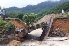 Ngầm tràn trên Quốc lộ 40B bị sập do mưa lớn kéo dài. (Ảnh: Đoàn Hữu Trung/TTXVN)