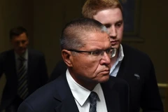 Cựu Bộ trưởng Kinh tế Nga Alexei Ulyukayev (trước) tại tòa án quận Basmanny ở Moskva ngày 15/11. (Nguồn: EPA/TTXVN)