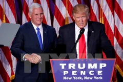 Tổng thống mới đắc cử Donald Trump (phải) phát biểu sau khi giành chiến thắng trong cuộc bầu cử Tổng thống Mỹ tại New York. (Nguồn: EPA/ TTXVN)