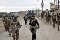 Binh sỹ Iraq trong chiến dịch truy quét IS tại khu vực Gogjali, Mosul ngày 2/11. (Nguồn: AP/TTXVN)