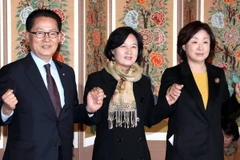 Lãnh đạo đảng Dân chủ đối lập Choo Mi-ae (giữa) tại Seoul ngày 9/11. (Nguồn: EPA/TTXVN)