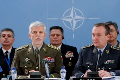 Chủ tịch Ủy ban quân sự NATO, Tướng Petr Pavel (trái) phát biểu tại cuộc họp Ủy ban quân sự NATO ở Brussels, Bỉ ngày 21/1. (Nguồn: EPA/TTXVN)