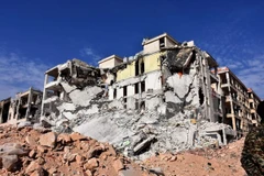 Cảnh đổ nát sau các cuộc tấn công tại quận al-Assad, phía Tây thành phố Aleppo. (Nguồn: EPA/TTXVN)