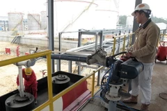 Bơm sản phẩm cồn thương mại vào xe bồn tại Nhà máy Bio-Ethanol Dung Quất. (Ảnh: Thanh Long/TTXVN)