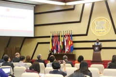 Tiến sỹ AKP Mochtan, Phó Tổng thư ký ASEAN phát biểu tại hội thảo. (Ảnh: Đỗ Quyên/Vietnam+)