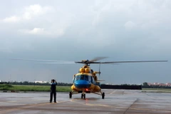 Trực thăng chuyển bệnh nhân hạ cánh xuống sân bay. (Ảnh: Phương Vy/TTXVN)