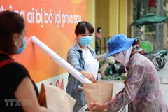 Cây "ATM gạo" miễn phí dành cho người dân gặp khó khăn do COVID-19. (Ảnh: Thanh Tùng/TTXVN)