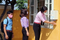 Người lao động rửa tay sát khuẩn trước khi vào làm việc. (Ảnh minh hoạ: Xuân Triệu/TTXVN)