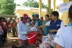 Cấp phát các mặt hàng thiết yếu cho người dân. (Nguồn: Plan International)