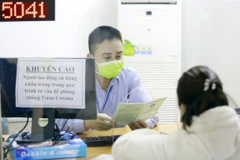 Người lao động làm thủ tục hưởng bảo hiểm thất nghiệp sau khi mất việc vì COVID-19. (Ảnh minh họa: Anh Tuấn/TTXVN)