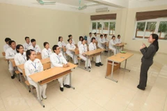 Các ứng viên điều dưỡng Việt Nam học tiếng Nhật trước khi sang nước bạn làm việc. (Ảnh: PV/Vietnam+)