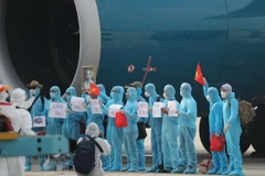 Người lao động về từ Guinea Xích đạo thể hiện sự biết ơn tới Đảng, Nhà nước đã quan tâm hỗ trợ trong lúc khó khăn do dịch COVID-19. (Ảnh: Thành Đạt/TTXVN)