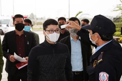 Kiểm tra, cách ly lao động người Trung Quốc trở lại làm việc tại Việt Nam để phòng chống bệnh do virus nCoV gây ra. (Ảnh: TTXVN)