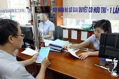 Giải quyết chế độ hưu trí cho người lao động. (Ảnh: Vietnam+)