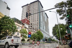 Bắt đầu từ ngày 22/4 đến 12/5 tới đây, công ty Bắc Nam sẽ tiến hành lắp cẩu tháp và vận thăng để chuẩn bị cho việc phá dỡ giai đoạn 2 công trình sai phạm tại số 8B Lê Trực. (Ảnh: Minh Sơn/Vietnam+) 