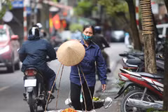 Những người bán hàng rong có thể được nhận hỗ trợ 1 triệu đồng/tháng. (Ảnh minh hoạ: TTXVN)
