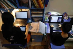 Học sinh học trực tuyến đang đối diện với những nguy cơ bị quấy rối trên mạng Internet. (Ảnh minh hoạ: TTXVN)