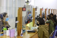 Người lao động nộp hồ sơ hưởng trợ cấp thất nghiệp. (Ảnh: Anh Tuấn/TTXVN)