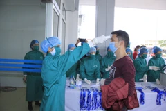 Kiểm tra, cách ly lao động người Trung Quốc để phòng chống bệnh do virus nCoV gây ra. (Ảnh: TTXVN)