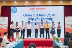 Nhóm nòng cốt từ Hội đồng trẻ em tại Hà Nội và Thành phố Hồ Chí Minh chia sẻ thông điệp chấm dứt trừng phạt thể chất tinh thần trẻ em. (Ảnh: MSD)