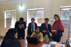 Việc thực hiện chi trả hỗ trợ cho người dân do cán bộ bưu điện thực hiện. (Ảnh minh họa: UNDP)