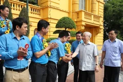 Tổng Bí thư, Chủ tịch nước Nguyễn Phú Trọng với các Chủ tịch công đoàn cơ sở tiêu biểu và cán bộ công đoàn. (Ảnh: Trí Dũng/TTXVN)