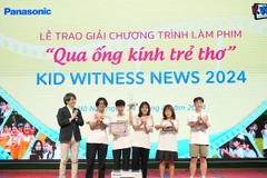 Ban tổ chức trao giải Nhất cho các học sinh nhóm độ tuổi 13-18 tuổi (Ảnh: PV/Vietnam+)