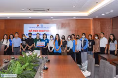 Trường Đại học Thương mại trao hỗ trợ cho các sinh viên bị ảnh hưởng bởi bão Yagi. (Ảnh: NTCC)