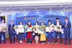 Ban tổ chức trao giải cho nhóm tác giả đoạt giải A. (Ảnh: Minh Đức/TTXVN)