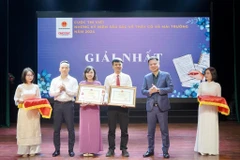 Ban tổ chức trao giải Nhất cho các tác giả. (Ảnh: BTC)