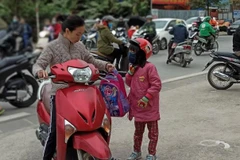 Nhiều trường học đã lùi giờ vào lớp trong những ngày giá rét. (Ảnh minh họa: PM/Vietnam+)
