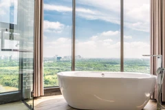 Ký túc xá với nội thất cao cấp được phủ sơn kháng khuẩn, sinh viên sử dụng miễn phí phòng tập gym và bể bơi, sử dụng dịch vụ ưu đãi tại Mori Onsen. (Ảnh: PV/Vietnam+)