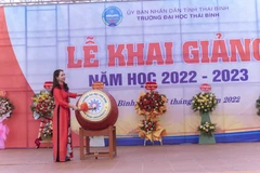 Tiến sỹ Trần Thị Hòa đánh trống trong lễ khai giảng Trường Đại học Thái Bình năm học 2022-2023. (Ảnh: NVCC)