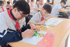 Học sinh vẽ tranh hưởng ứng cuộc thi. (Ảnh: Phạm Mai/Vietnam+)