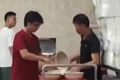 Cơm thừa được dồn lại cho các sinh viên tiếp theo. (Ảnh cắt từ clip, nguồn: VTV)