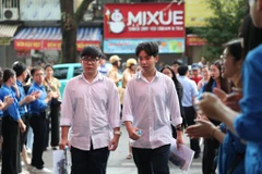 Thí sinh Hà Nội dự thi vào lớp 10 môn Ngữ văn sáng nay, 8/6. (Ảnh: PV/Vietnam+)