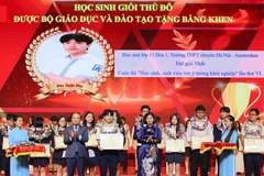 Học sinh giỏi nhận bằng khen của Bộ Giáo dục và Đào tạo. (Ảnh: Thanh Tùng/TTXVN)