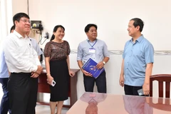 Bộ trưởng Bộ Giáo dục và Đào tạo Nguyễn Kim Sơn kiểm tra công tác chuẩn bị thi tại tỉnh Hậu Giang. (Ảnh: PV/Vietnam+) 