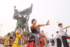 Học sinh Điện Biên đồng diễn chào mừng 70 năm chiến thắng Điện Biên Phủ. (Ảnh: Xuân Tứ/TTXVN)