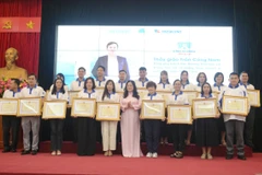 Bộ Giáo dục và Đào tạo tặng bằng khen cho các giáo viên tiêu biểu. (Ảnh: PV/Vietnam+)