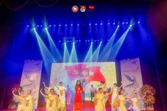 Tiết mục biểu diễn của Câu lạc bộ Tuyên truyền ca khúc Cách mạng, Trường Đại học Ngoại thương. (Ảnh: PV/Vietnam+)