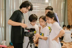 Học sinh được cung cấp thiết bị và được hướng dẫn làm phim. (Ảnh: BTC)
