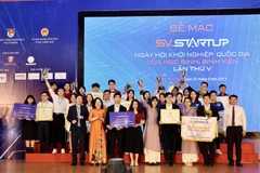 Ban tổ chức trao phần thưởng cho các dự án đoạt giải năm 2023. (Ảnh: Bộ GD-ĐT)