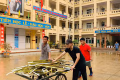Giáo viên dọn dẹp trường sau bão Yagi. (Ảnh: PV/Vietnam+)