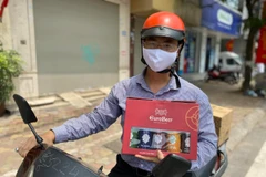 CEO Nguyễn Tiến Đạt đi ship bia cho khách hàng. (Ảnh: NVCC)