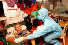 Hoa hậu Lương Thùy Linh mang bừa cơm tình nghĩa tới tặng người dân có hoàn cảnh khó khăn ở Hà Nội. (Ảnh: CTV/Vietnam+)