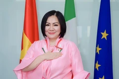 Bà Trang Lê được nhận Huân chương Công trạng, tước hiệu Hiệp sỹ do những đóng góp trong việc thúc đẩy mối quan hệ giữa Việt Nam và Italy trong lĩnh vực thời trang. (Ảnh: CTV/Vietnam+)